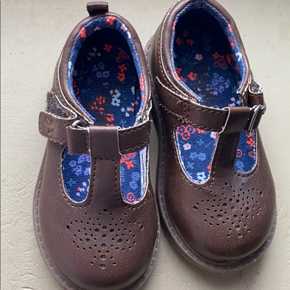 Adorable Oshkosh brown dress shoes. Size 5.